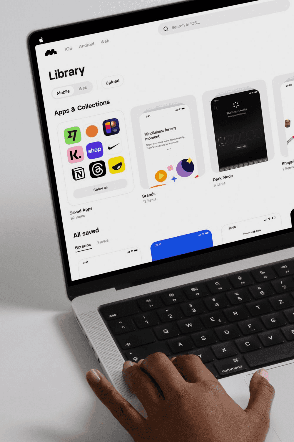 UX y móvil: por qué tu cliente decide con el pulgar (y cómo no perderlo)