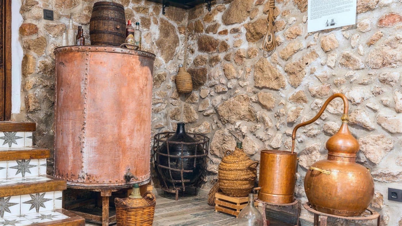 Alambique de cobre con el que se destila el aguardiente del pueblo